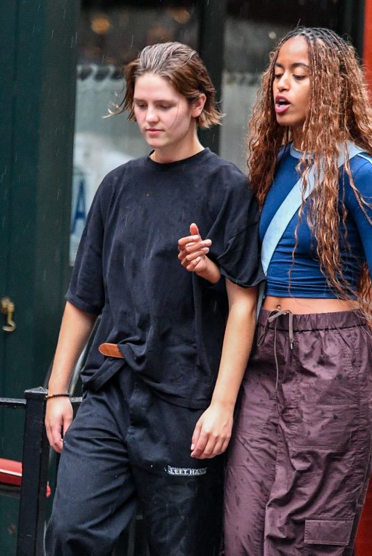 MALIA OBAMA Out with Friends in New York 09/09/2023