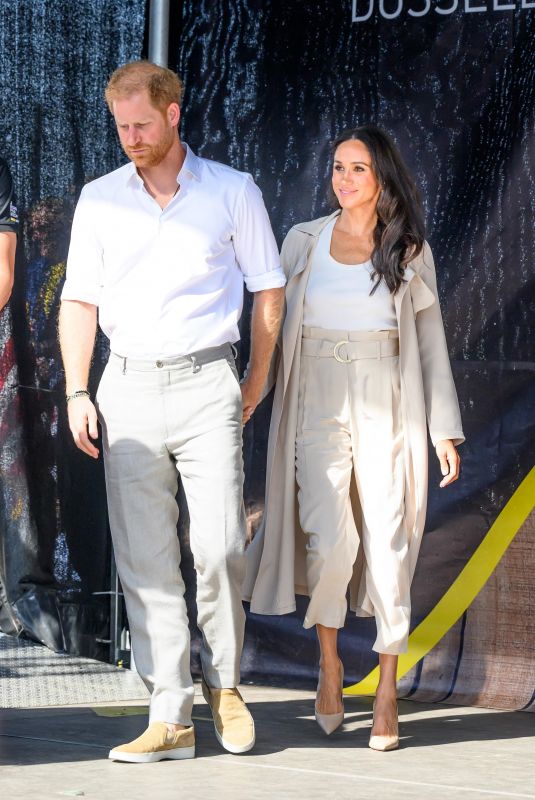 MEGHAN MARKLE and Prince Harry at Swimming Medal Ceremony at Invictus Games 09/16/2023
