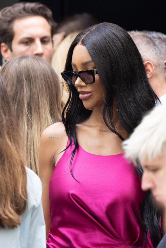 MUNROE BERGDORF Arrives at Fendi Fashion Show in Milan 09/20/2023