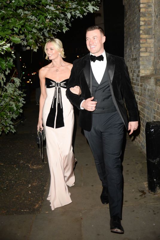 NADIYA BYCHKOVA Leaves Who Cares Wins Awards in London 09/19/2023