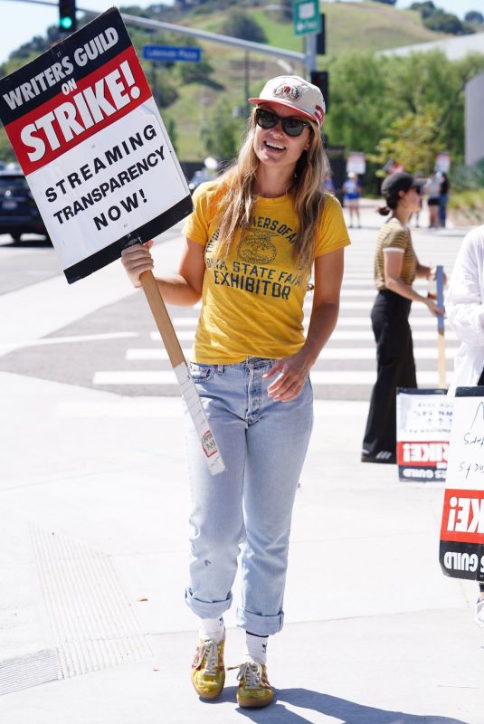 OLIVIA WILDE at Sag-aftra and Wga Strike at Universal Studios in Burbank 09/08/2023