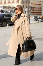 ROSIE HUNTINGTON-WHITELEY Out at Paris Fashion Week 09/29/2023