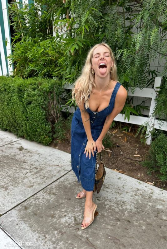 SAMARA WEAVING - Instagram Photos 09/04/2023