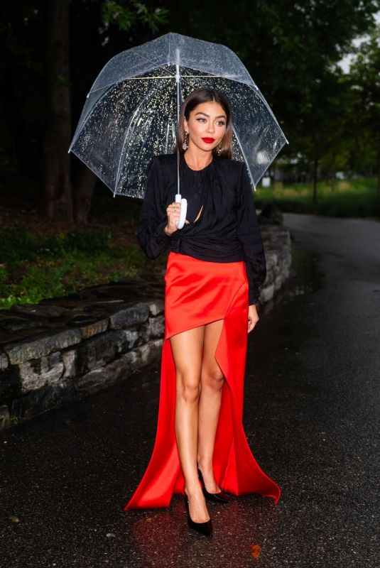 SARAH HYLAND at Prabal Gurung Fashion Show in New York 09/08/2023