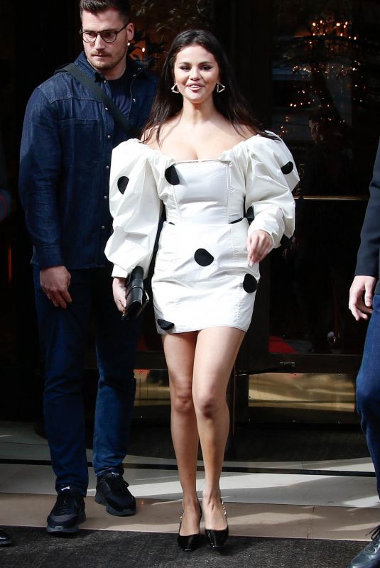 SELENA GOMEZ Leaves Her Hotel in Paris 09/27/2023