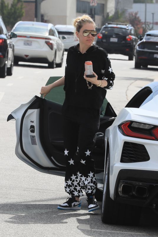 SHANNA MOAKLER Out and About in Los Angeles 09/01/2023