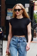 SOPHIE TURNER Leavves Taylor Swift