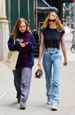 SOPHIE TURNER Leavves Taylor Swift