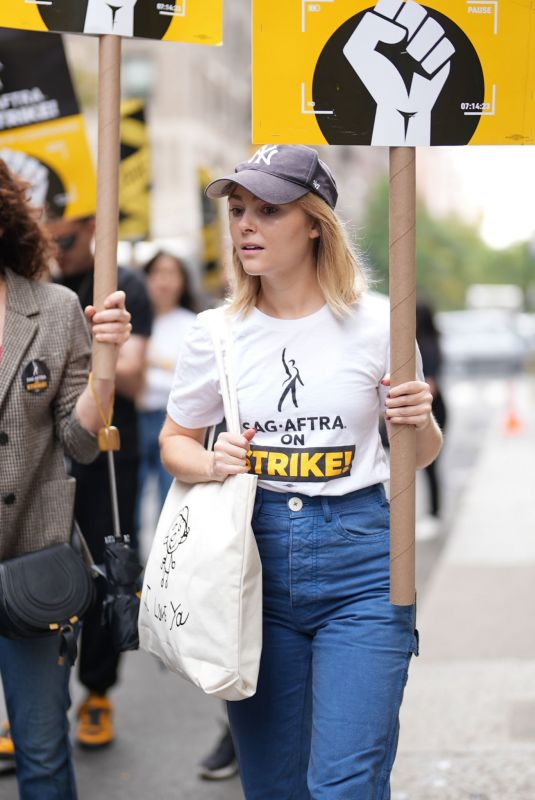 ANNASOPHIA ROBB at Sag-aftra Strike Picket Line in New York 10/27/2023