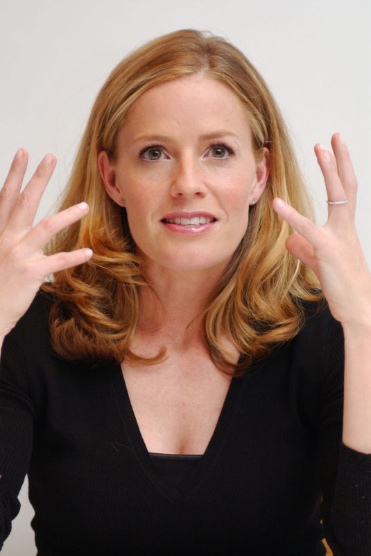 ELISABETH SHUE at Hide and Seek Press Conference 01/08/2005