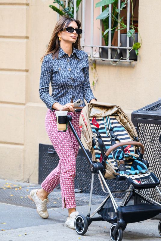 EMILY RATAJKOWSKI Dropping off Her Son at Daycare in New York 10/04/2023
