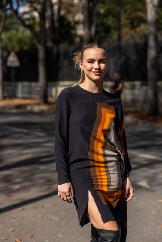 EMMA BROOKS at Akris Spring/summer 2024 Fashion Show in Paris 10/01/2023