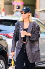 GIGI HADID Arrives at Her Apartment in New York 10/05/2023
