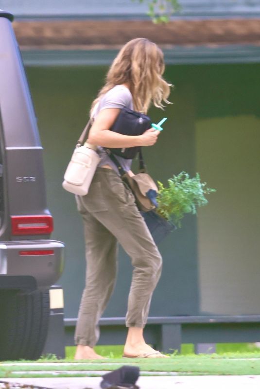 GISELE BUNDCHEN Arrives at Her Home in Broward 10/14/2023