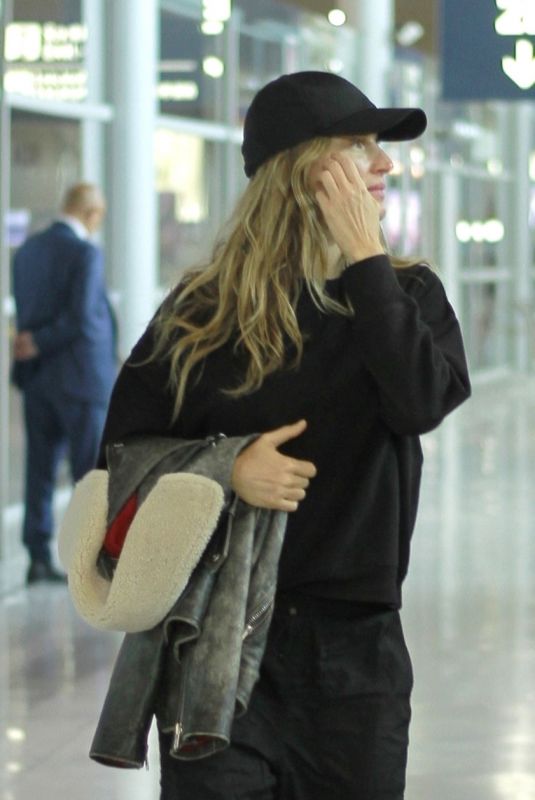 GISELE BUNDCHEN Arrives in Paris 09/30/2023