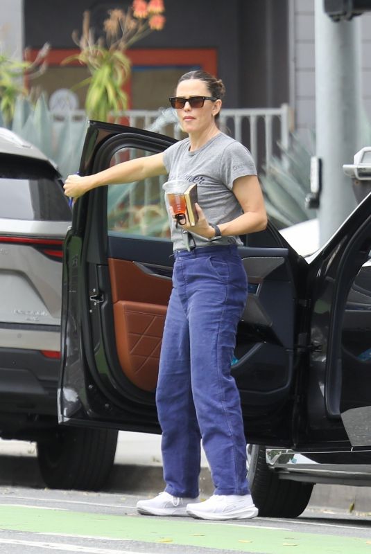 JENNIFER GARNER Arrives at Santa Monica Family YMCA 09/30/2023