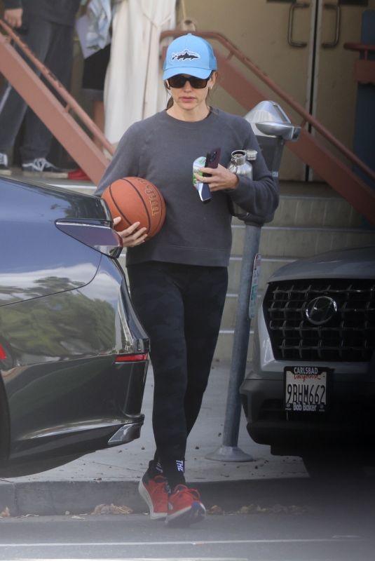 JENNIFER GARNER Leaves Santa Monica Gym 10/18/2023