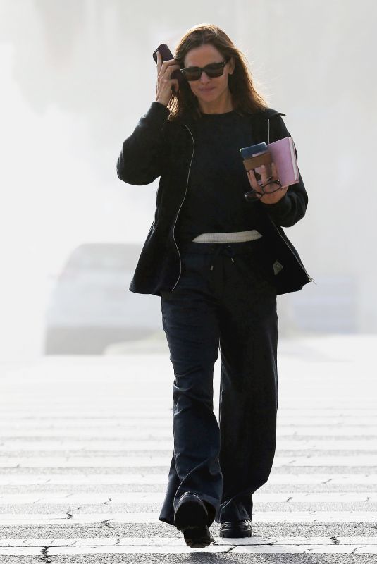 JENNIFER GARNER Out and About in Santa Monica 10/18/2023