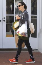JENNIFER GARNER Shopping at Brentwood Farmers Market 10/01/2023