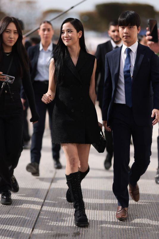 JISOO at Christian Dior Womenswear Spring/summer 2024 Show at Paris Fashion Week 09/26/2023
