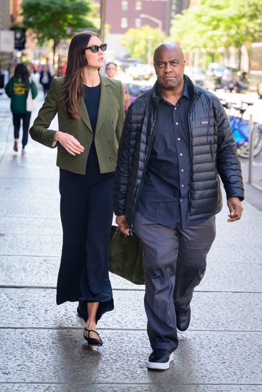 KARLIE KLOSS Out with Her Bodyguard in New York 10/10/2023