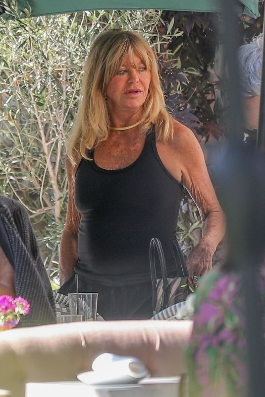 KATE HUDSON and GOLDIE HAWN at a Memorable Lunch in Pacific Palisades 10/10/2023