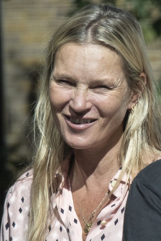 KATE MOSS Out Smoking During a Family Lunch with Her Brother and Father in London 09/10/2023