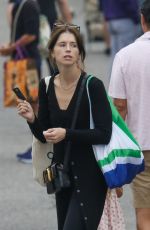 KATHERINE SCHWARZENEGGER Shopping at Farmer