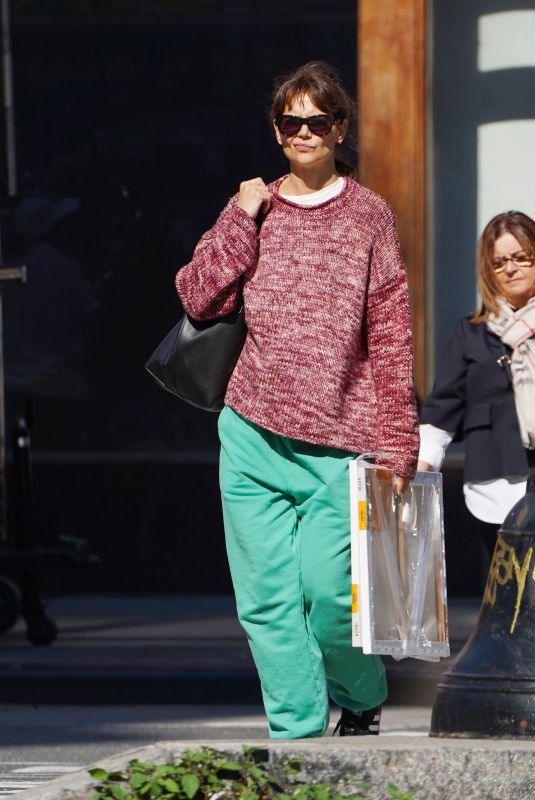 KATIE HOLMES Out Picking up Art Supplies in New York 10/10/2023