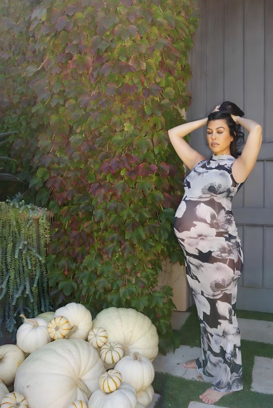 KOURTNEY KARDASHIAN Posing Up in Her @boohoo Collection in New York 10/06/2023