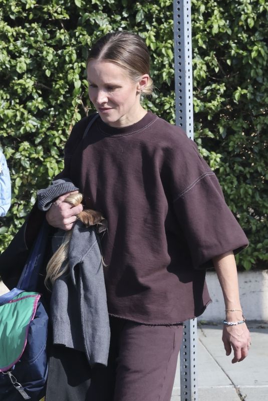 KRISTEN BELL Out Picks up Daughter from School in Los Angeles 10/27/2023