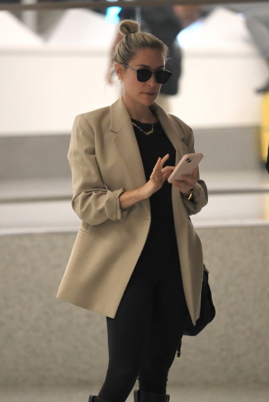 KRISTIN CAVALLARI Arrives at LAX Airport in Los Angeles 10/06/2023