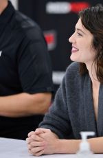 MARY ELIZABETH WINSTEAD Signs Autographs at New York Comic Con 10/12/2023