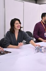 MARY ELIZABETH WINSTEAD Signs Autographs at New York Comic Con 10/12/2023