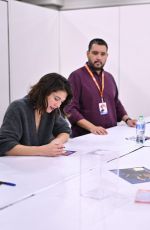 MARY ELIZABETH WINSTEAD Signs Autographs at New York Comic Con 10/12/2023