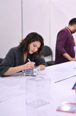 MARY ELIZABETH WINSTEAD Signs Autographs at New York Comic Con 10/12/2023