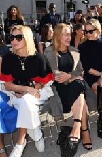 MAUDE APATOW and LESLIE MANN at Stella Mccartney Womenswear Spring/summer 2024 Show in Paris 10/02/2023