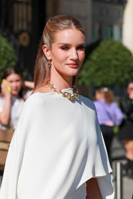 ROSIE HUNTINGTON-WHITELEY Leaves Ritz Hotel in Paris 10/01/2023