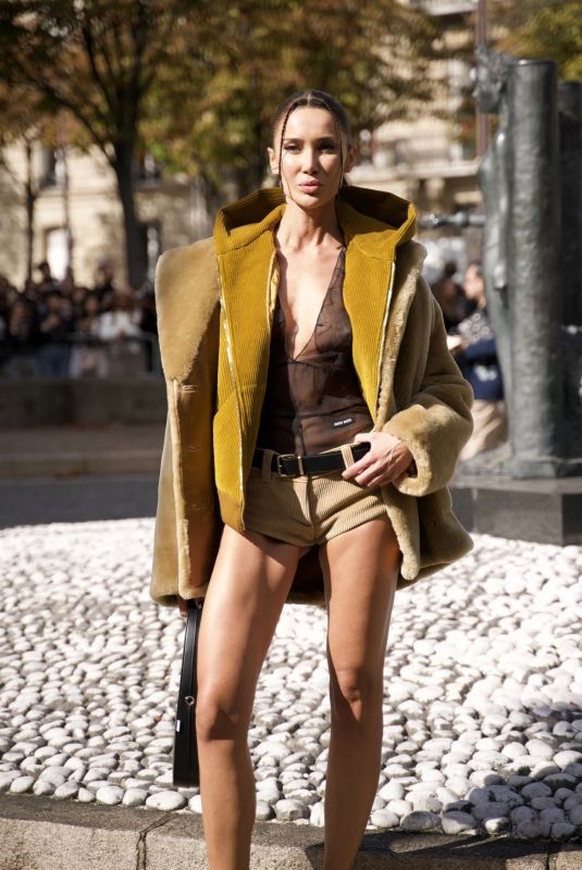SABINA JAKUBOWICZ Arrives at Miu Miu Womenswear Spring/Summer 2024 Show at Paris Fashion Week 10/03/2023
