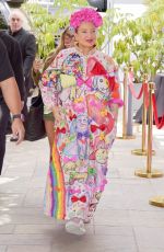 SIA Arrives at Hollywood Beauty Awards 10/02/2023