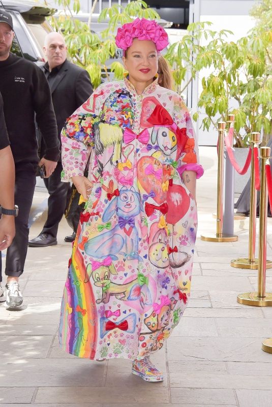 SIA Arrives at Hollywood Beauty Awards 10/02/2023