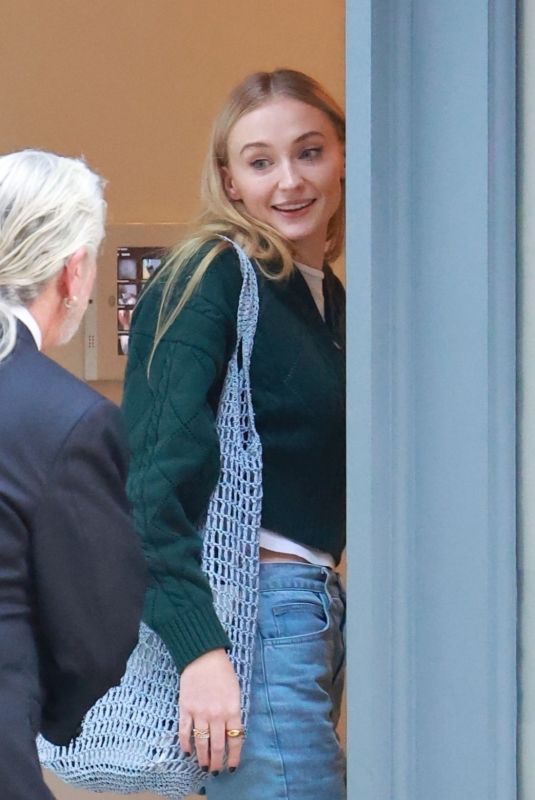 SOPHIE TURNER Returns to Taylor Swift’s Apartment in New York 10/04/2023