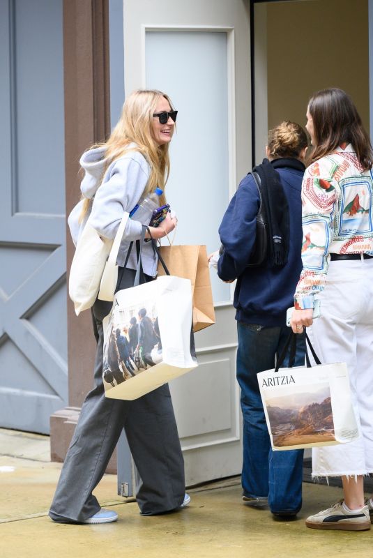 SOPHIE TURNER Stops by Taylor Swift’s House After Shopping in New York 09/29/2023