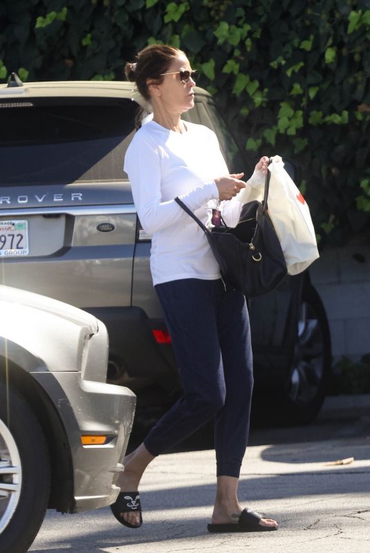 TERI HATCHER Shopping at CVS Pharmacy in Studio City 10/28/2023