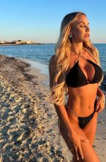 VANESSA MARIPOSA - Instagram Photos