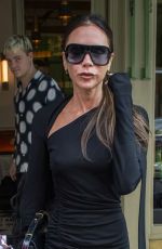 VICTORIA BECKHAM Out for Lunch in Notting Hill 10/04/2023