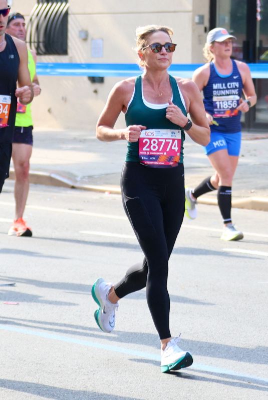 AMY ROBACH Running 2023 New York Marathon 11/05/2023