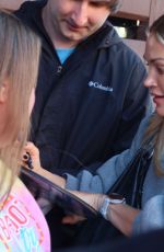 CARRIE UNDERWOOD Stops for Fans at Atlantic Avenue in New York 11/04/2023