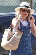 ELIZABETH BANKS Arrives at Her Children