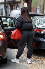 EMILY RATAJKOWSKI Leaves Her Apartment in New York 11/10/2023